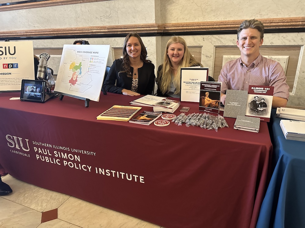 PSimonInstitute's tweet photo. #SIU System Day at the Capitol was a success! 👏

#SIUC students and the institute's interns were able to mix and network with capitol staff. 

Seeing all the opportunities available for students wishing to learn more about government and policy was excellent! https://t.co/RewAwSrIyq