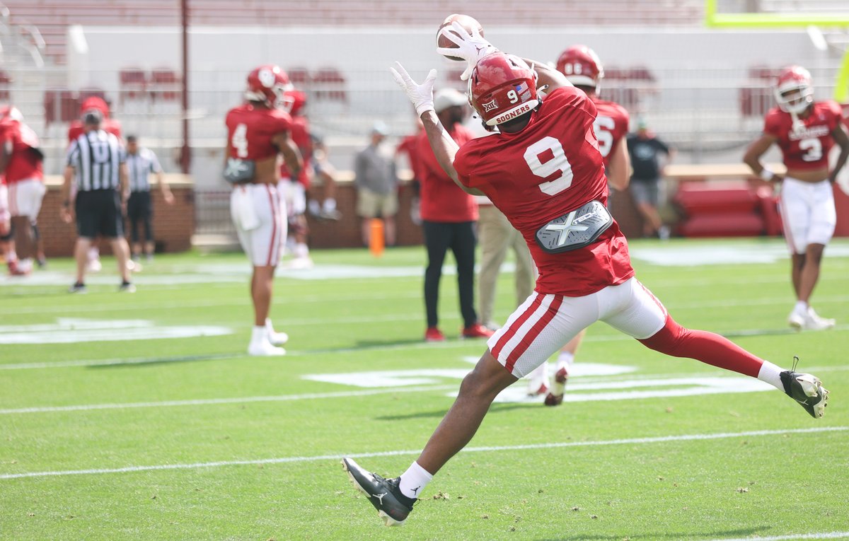 OUDailySports's tweet photo. The #Sooners @OU_Football team hosted final open practice ahead of spring game. Check out our best images of the day:

https://t.co/Dl9Ffn8kZF https://t.co/GMrzgiBmdZ
