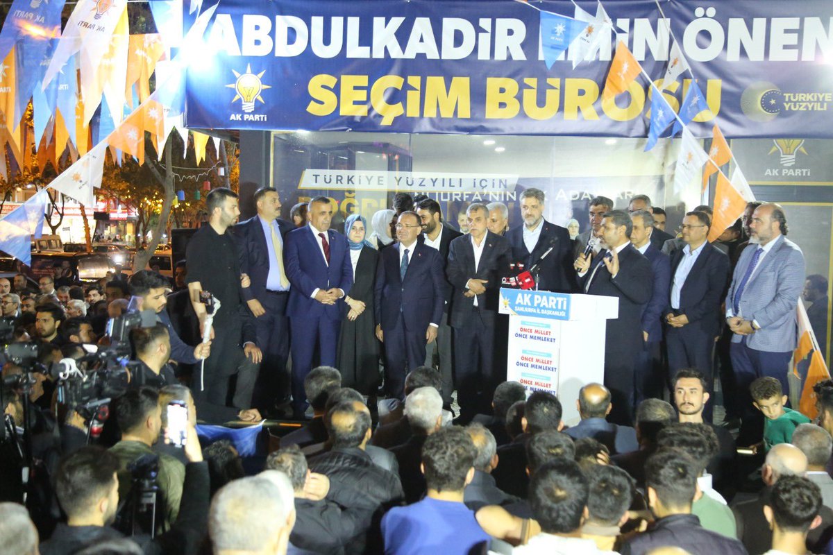 AkHaliliyeKadin's tweet photo. Adalet Bakanımız ve Milletvekili Adayımız @bybekirbozdag'ın katılımlarıyla gerçekleşen Milletvekili Adayımız @eminonen'in seçim bürosu açılışına Başkanımız @gulistansatis hanımla katıldık

@RTErdogan @aysekesir @erkankandemir @ibrahimeyyupogl @adelioglu63 @dmtstcgvn1 @mbagmanci63 https://t.co/GsEEznLrGm