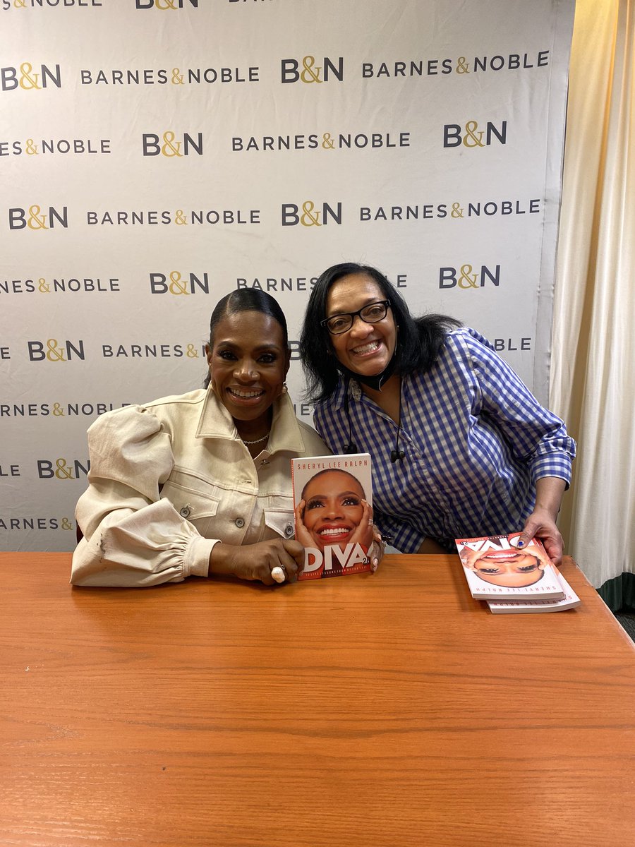 JudithD_NYCGirl's tweet photo. .@BNBuzz @BNTrends It was great to meet the gorgeous, awesome and talented @thesherylralph at her #Barnesandnoble book signing. Can’t wait to read #diva2.0. She is an original #diva #sherylleeralph #emmywinner #abbottelementary #dreamgirls @AbbottElemABC @HUEMANBOOKS https://t.co/GgQzHUEcpk
