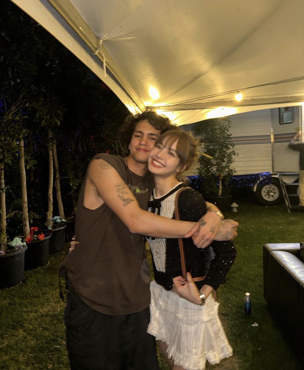 fikeupdates's tweet photo. Dominic Fike &amp; #BLACKPINK’s Lisa together at Coachella! 🖤 https://t.co/DkMNa5mFVE