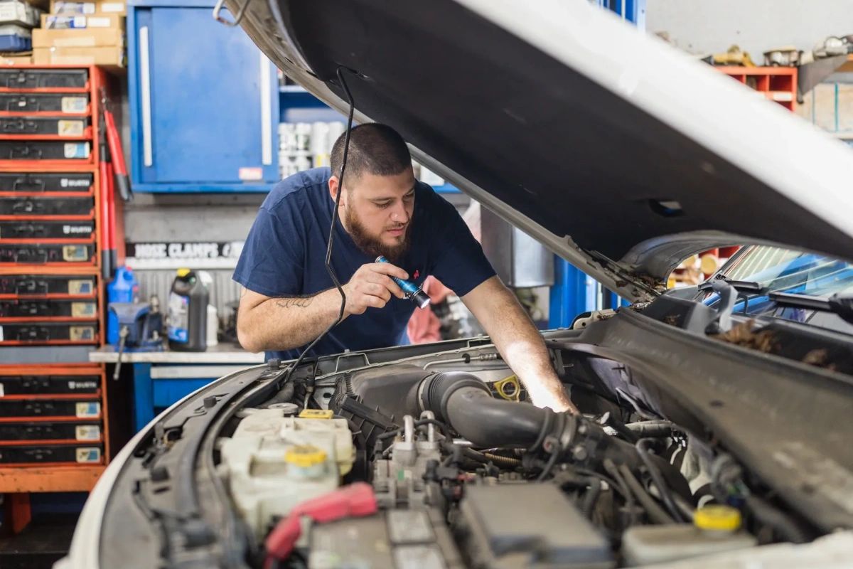 FranconiaCenter's tweet image. Shedding light on issues under the hood is one of our greatest passions. Tell us this: How have our technicians recently helped you better understand your vehicle? #AutoTechs #ExceptionalService #FranconiaServiceCenter #AlexandriaVA