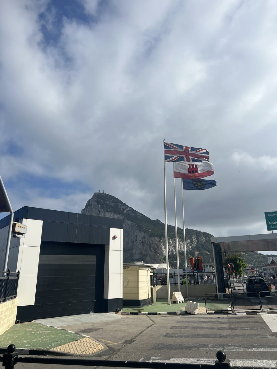 MarianSCastan's tweet photo. Estuvo bien la aventura improvisada del día en #Gibraltar 🇬🇮 Cómo ir desde #Málaga a otro país 🇬🇧 sin coger un avión ✈️
Cómo desconectar el teléfono, también 🤣
#SinRoaming #HoyCeroCortisol https://t.co/DkOUi6i5IV