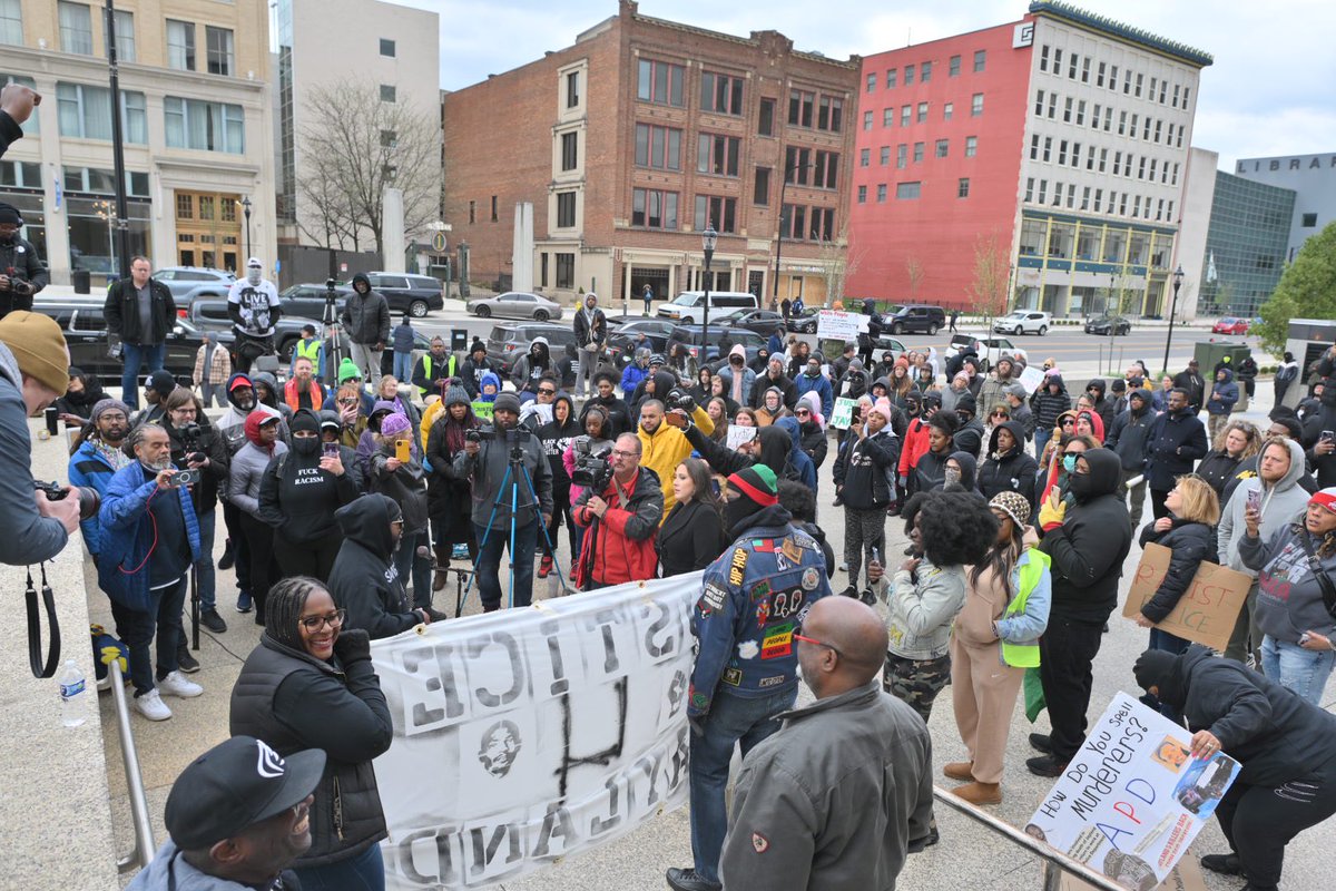 #jaylandwalker protest happening now in downtown #akron
#justiceforjaylandwalker
