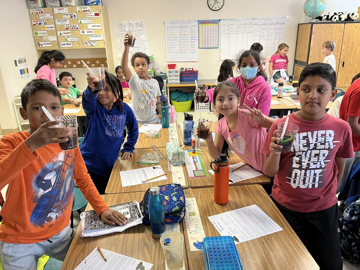 MrsNicholsonGBW's tweet photo. Soil cups! Yum! Chocolate pudding, crushed Oreos, chocolate chips topped with a gummy worm. Great end of unit treat. #GBWpride https://t.co/Yv7LtQ2CMb