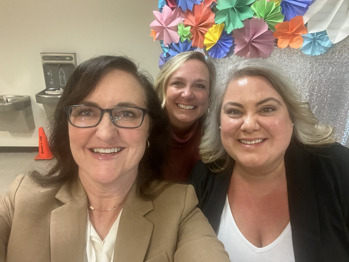 Lauren Abrams tweet media