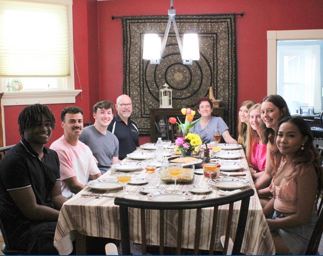 juniatapacs's tweet photo. Juniata faculty and staff hosted students for the Night of a Thousand Dinners. This year, the event proceeds benefitted the Huntingdon House. A big thank you to our hosts, and to Melanie Thorn and the PAX-O club for organizing the event and reigniting a beloved Juniata tradition! https://t.co/tVj0LrAkj0
