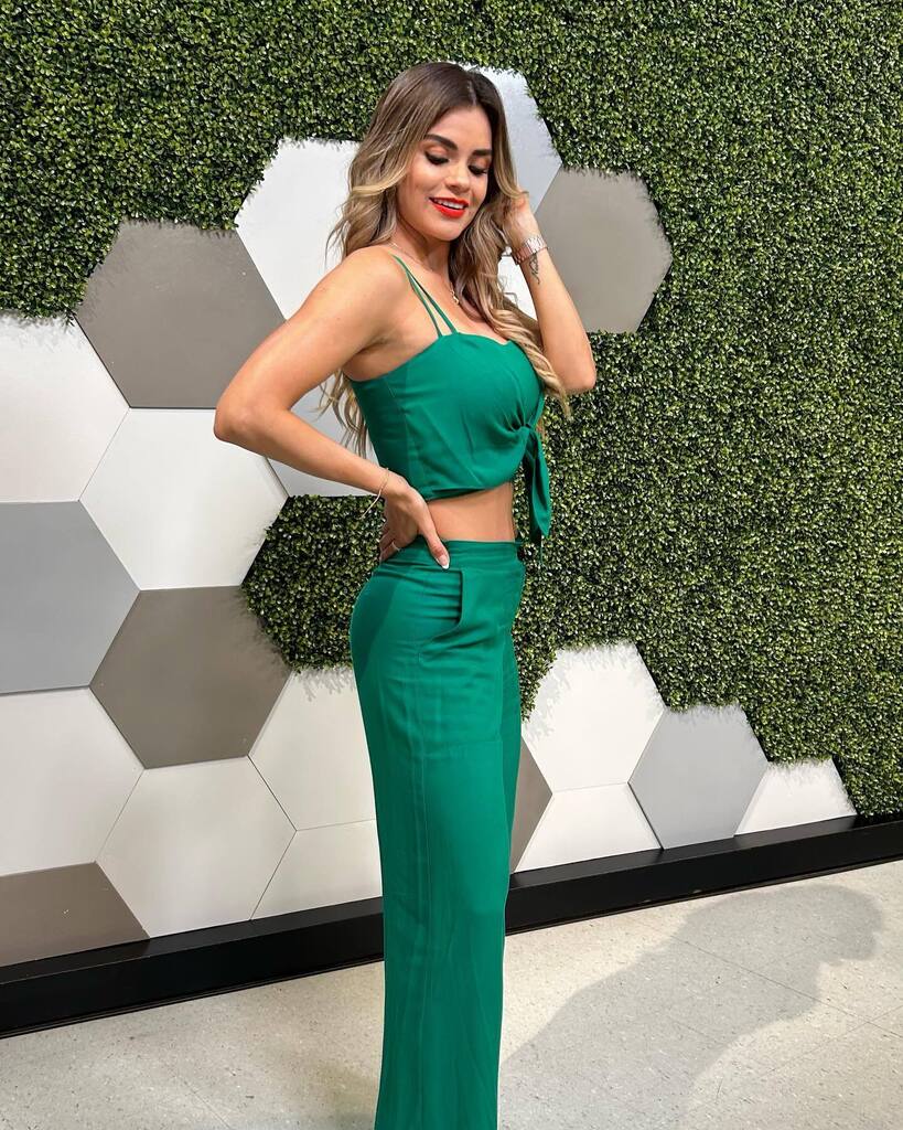 KarlaCastroFit's tweet photo. 🌴 vibra de #martes … 💋Te invito a emocionarte y accionar por eso que quieres !! …

@liverpool_mexico #liverpoolhermosilloencinas #liverpoolencinashermosillo #karlavivefit💚 
#tvhost 
#tvpresenter 
#fitmom 
#instagram 
#lookdodia 
#lookoftheday https://t.co/OewWjANrnG https://t.co/bMnaVsniVK