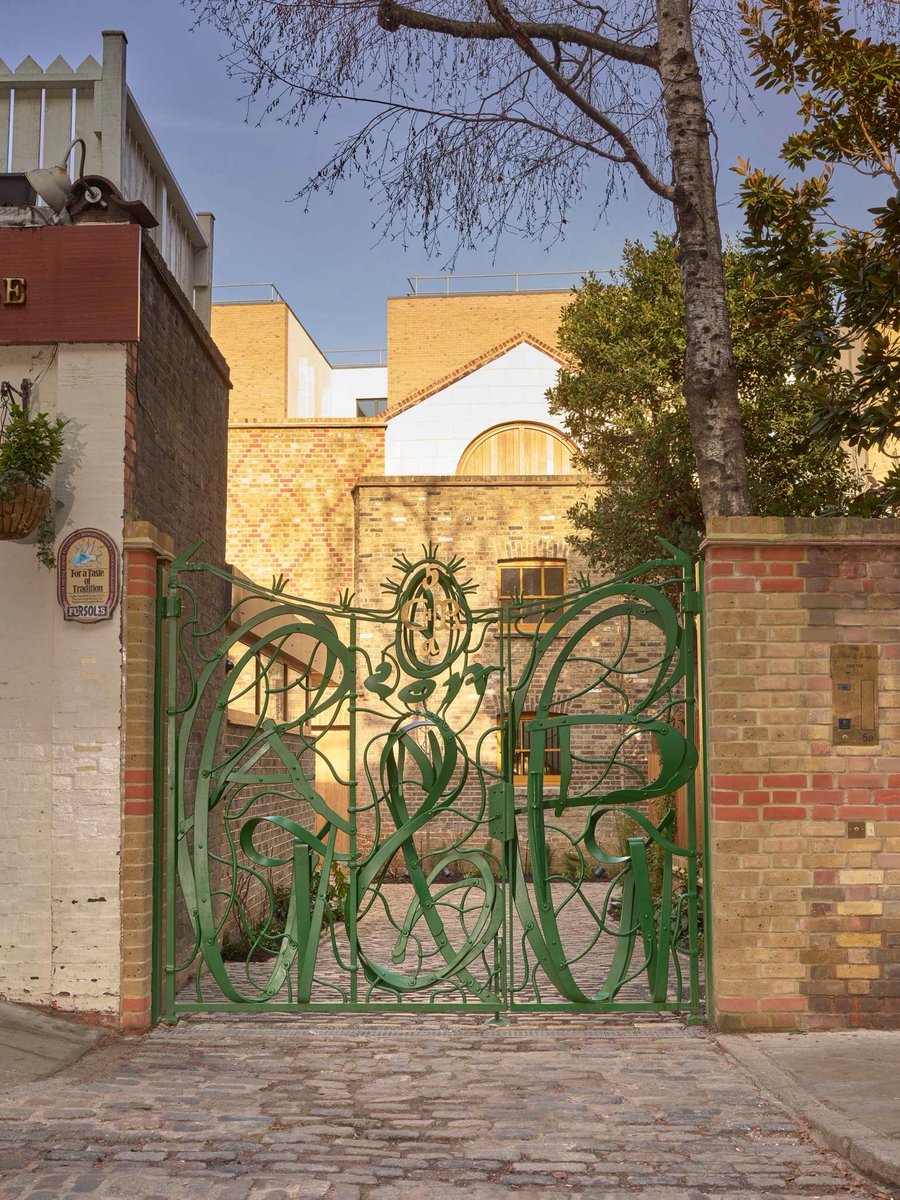 arquitect_viva's tweet photo. Centro Gilbert &amp; George. Londres
SIRS Architects
La puerta de hierro forjada a mano invita a entrar a los visitantes a la transformación del edificio industrial del siglo XIX en una galería para la pareja artística cercano a su actual casa-estudio.
https://t.co/8WcF0eBCBI https://t.co/YwECo2oWbT