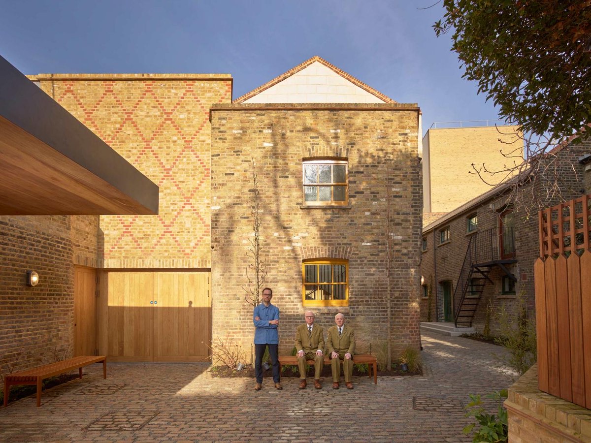 Centro Gilbert &amp; George. Londres
SIRS Architects
La puerta de hierro forjada a mano invita a entrar a los visitantes a la transformación del edificio industrial del siglo XIX en una galería para la pareja artística cercano a su actual casa-estudio.
arquitecturaviva.com/obras/centro-g…