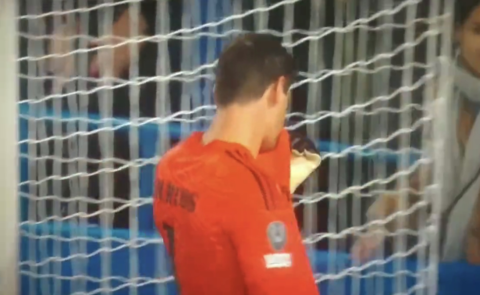 MadridXtra's tweet photo. Courtois kissing the Real Madrid badge in front of Chelsea supporters. https://t.co/WLhfErdxwF
