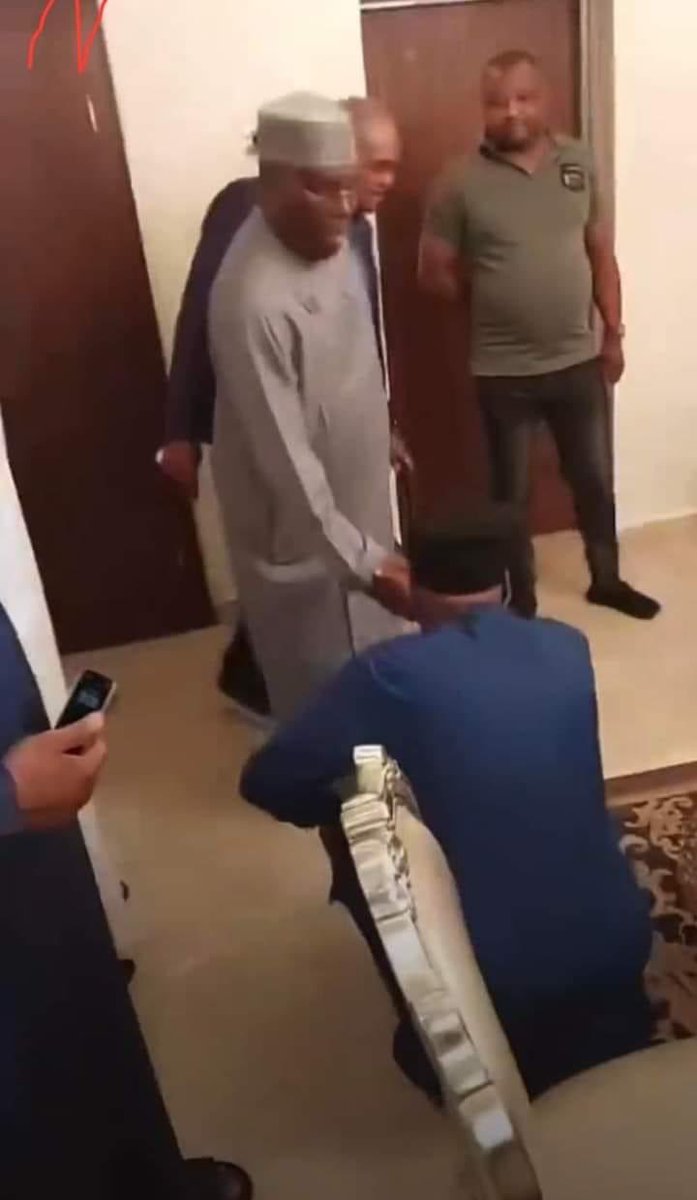 IfedolapoOsun's tweet photo. I Hope you can See the respect between Fintiri And Atiku? 

Politician who has made people but will never brag about it https://t.co/HE5GDRm21w