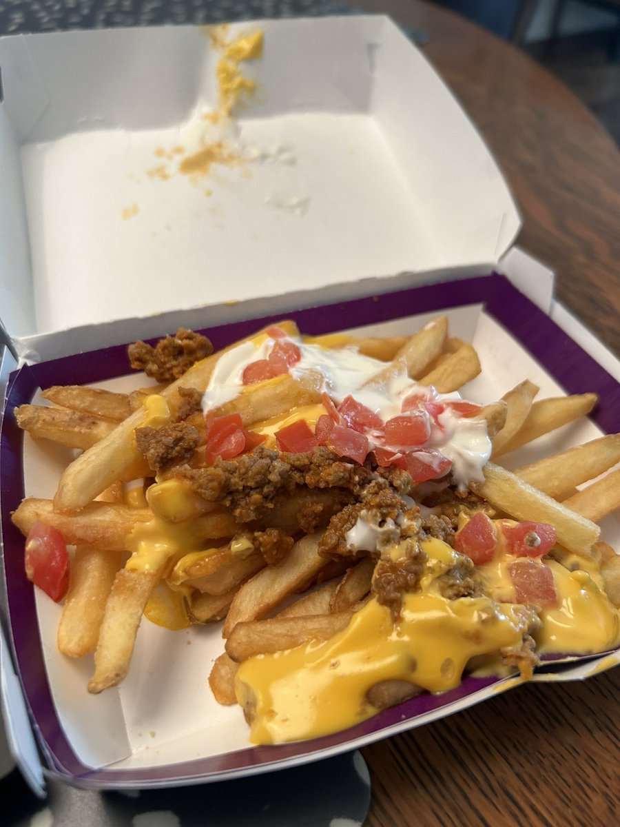 kim_phair's tweet photo. Nothing quite like celebrating a school floor hockey tournament by introducing your daughter to Taco Bell. My love for Taco Bell runs deep. 🔔 #RunForTheBorder https://t.co/73unQxZtzi