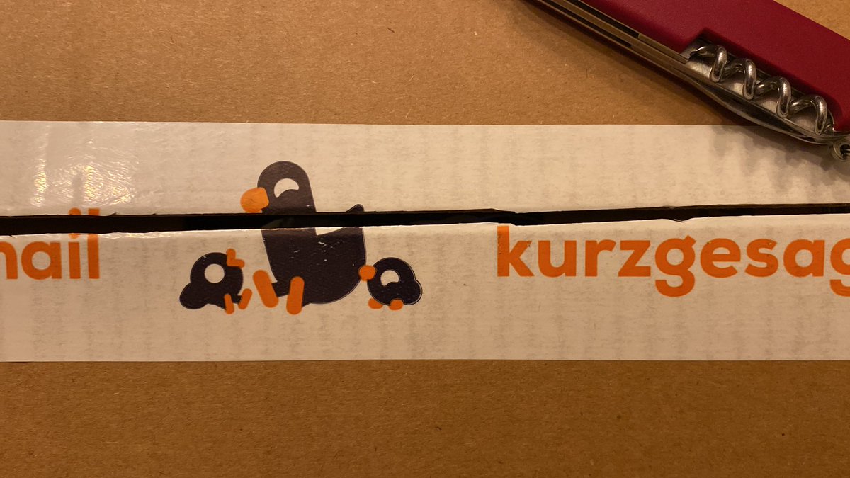TheSauronRising's tweet photo. @Kurz_Gesagt Warum muss ich eine Ente köpfen um eure Pakete aufzumachen?😭 https://t.co/IhHwzJhLzr