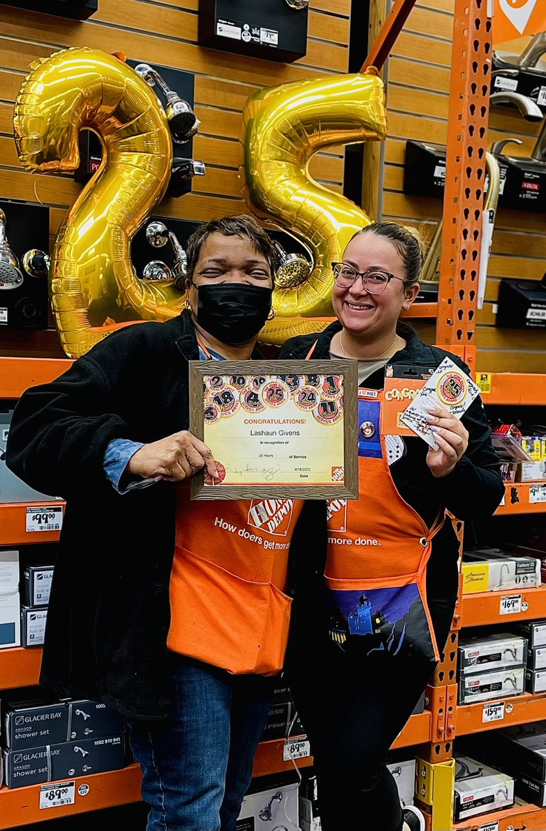 🚨🚨🚨 Help me congratulate Lashaun our COS on her 25 years of amazing service. 🚨🚨🚨
Happy Anniversary Lashaun, and thank you for all you do for our store! 
<a href="/D65Hutch/">Gary Hutchinson</a> <a href="/MikeRousek/">Mike Rousek</a> @LemmaTony <a href="/1911Cicero/">1911 Cicero</a> <a href="/LilyGSV/">Lydia Garcia</a>