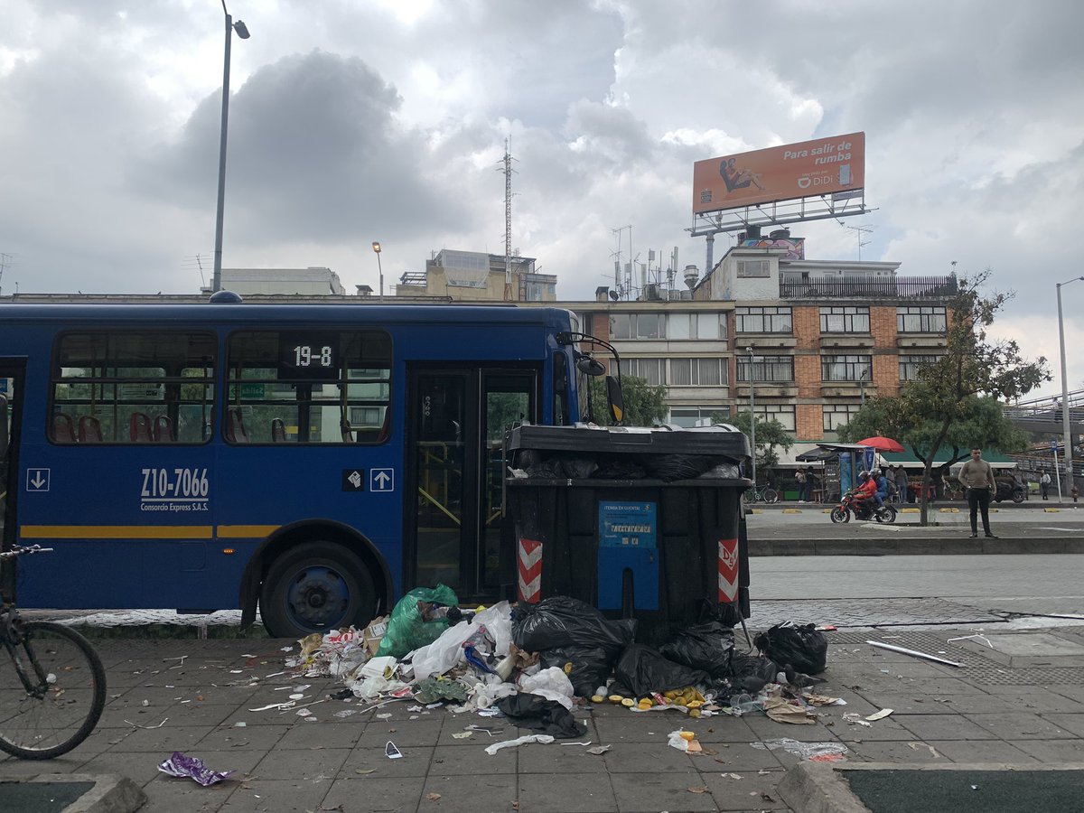 Esta es la normalidad de la calle 85, por este basurero paso para ir a mi casa. Estoy harta de las ratas y las basuras, que está pasando con la recolección ? <a href="/ClaudiaLopez/">Claudia López Hernández</a>