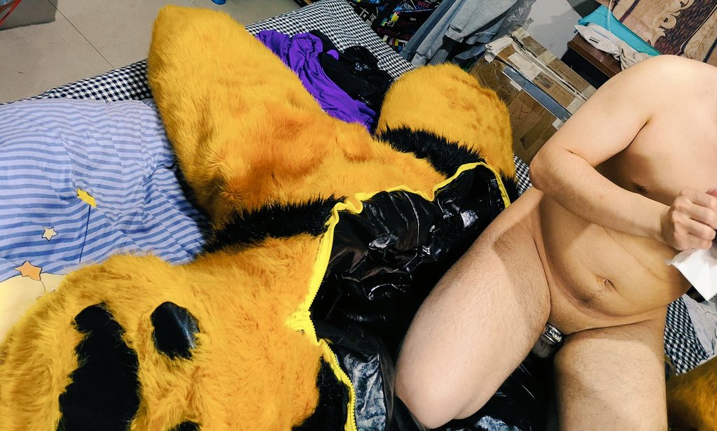 leling0's tweet photo. 戴着平底锅贞操锁，塞上JEUSN毒龙塞蓝牙震动肛塞，穿上zentai，最后关进跪装里体验变成无法反抗小动物前锁后塞被震动棒震cb锁的快感♂ https://t.co/EjjT86AJd3