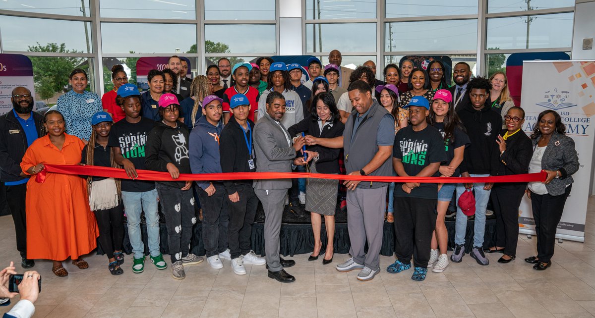 SpringISD's tweet photo. BIG NEWS: With the new Spring ISD Teachers College Academy, students can now graduate high school with an Associate of Arts in Teaching – at no cost to them. Read more about the partnership with @LSCHoustonNorth at https://t.co/8Cmnn0Sle6. https://t.co/aV8DeFCuJw