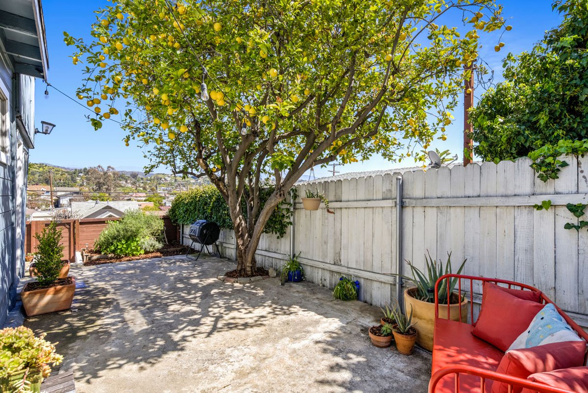 Catch some SoCal rays in this cool, updated 1922 Cali Bungalow in #HighlandParkLA. Bask above the street with privacy and take in the stunning hills and mountain views. #homesweethome #vintagevibes
tracydo.com/4946-baltimore…