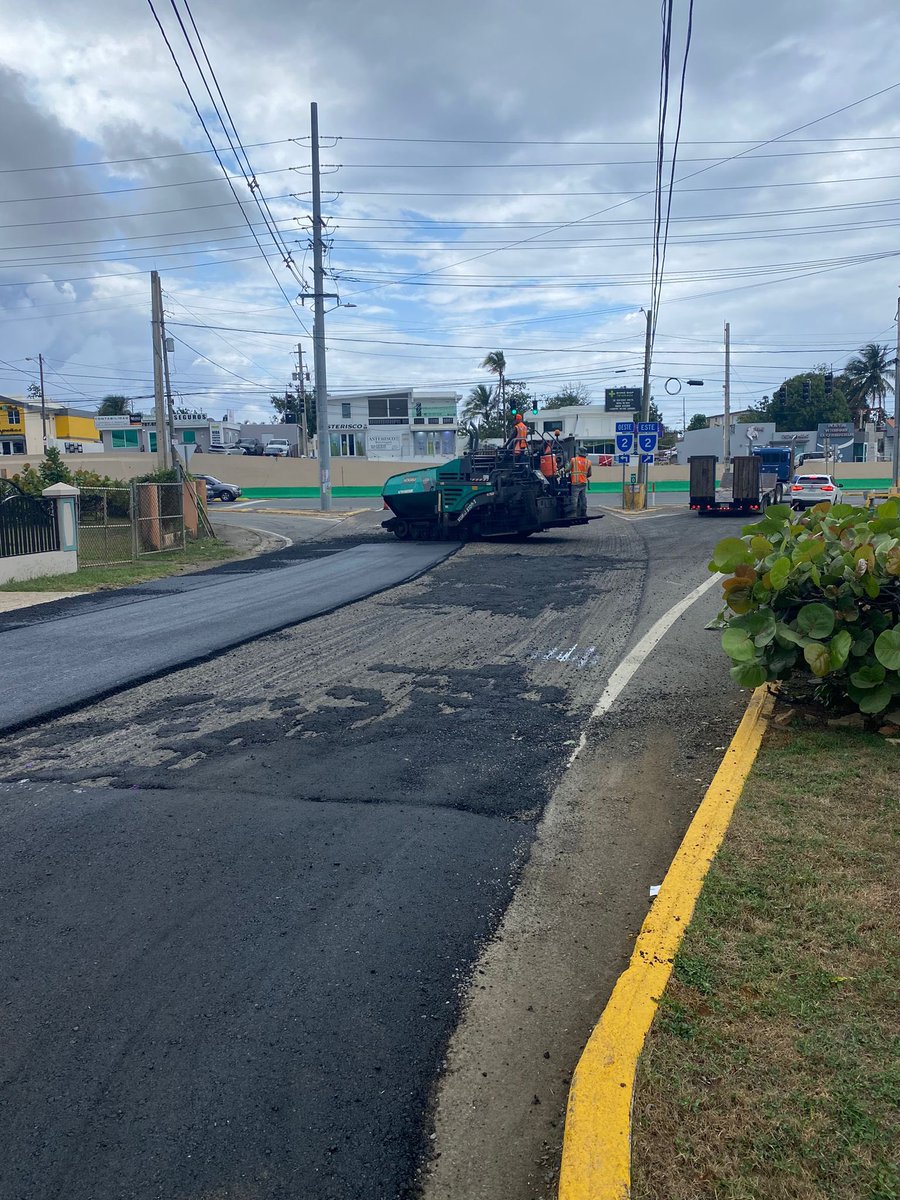 gabrielhr51's tweet photo. Continuan los trabajos de pavimentación a la Carretera PR-482 como parte de acuerdo firmado con el Departamento de Obras Publicas Estatal @DTOP como parte del programa Cambiando Carriles.
#ProyectoCallesSeguras https://t.co/ayr0CJgGXj