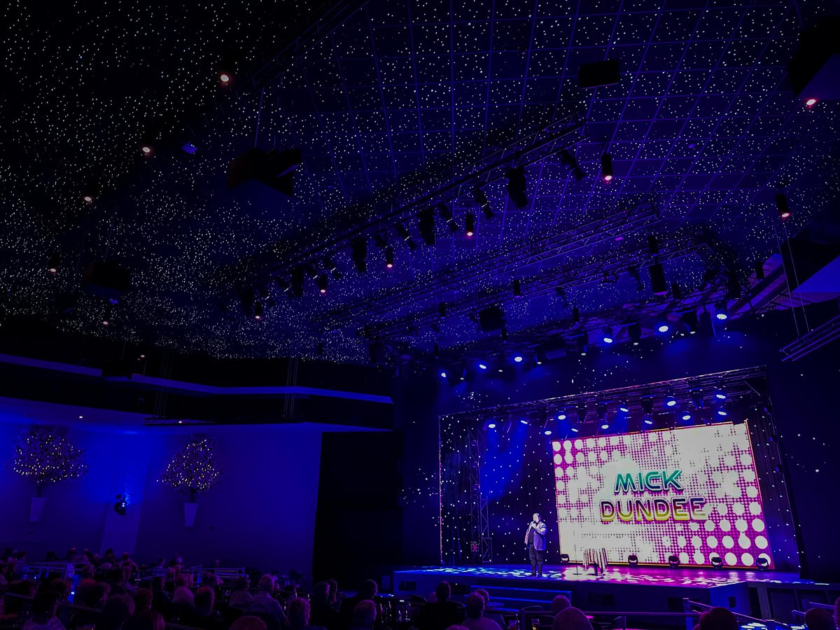PottersResort's tweet photo. 🎤🌟😃 Mick Dundee is taking the Glade Theatre stage by storm tonight! 🎭🌳 

Hope everyone is having a good week  😍

#MickDundeeComedian #GladeTheatre #FunNightOut 🎈👏 https://t.co/VP4CqdWKRj