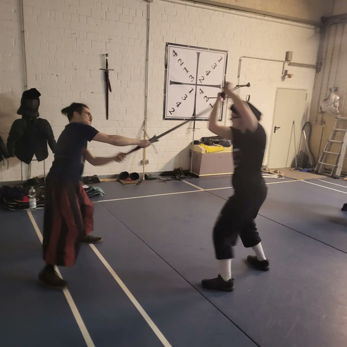 Turnieres's tweet image. Heute im Training von einfachen Techniken zu den Zusammenhängen. Den Abschluss bildeten Kombinationen des berühmten Paulus Hector Mair. 
#hema #historicalfencing #longsword