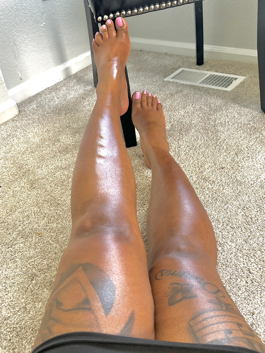 FavoredApplied's tweet photo. Legs for Days 😩🔥😍 https://t.co/1dGeiGtnyb