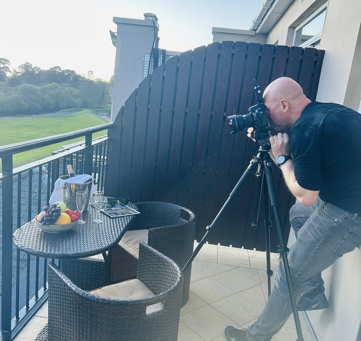 We had so much fun working on this evening’s photo shoot with the talented @pawelnowakphoto 📸 And the weather was simply amazing ☀️ #lakehotelkillarney #lakehotel #photography #photographer #hotelphotographer