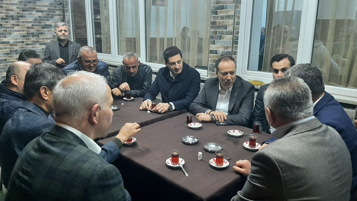 HendekAKPARTi's tweet photo. 28. Dönem AK Parti Milletvekili Adayımız Sn. Murat KAYA, İlçe Başkanımız Sn. Av. Hasan Serdar BAYKAL ve Yönetim Kurulu Üyelerimiz ile birlikte Puna Ortaköy Mahallemizde Mahalle sakinleri ile bir araya gelerek hasbihal ettiler.

#TürkiyeYüzyılı
#DoğrusuAKParti
#DoğruZamanDoğruAdam https://t.co/dOF8KjMl0P
