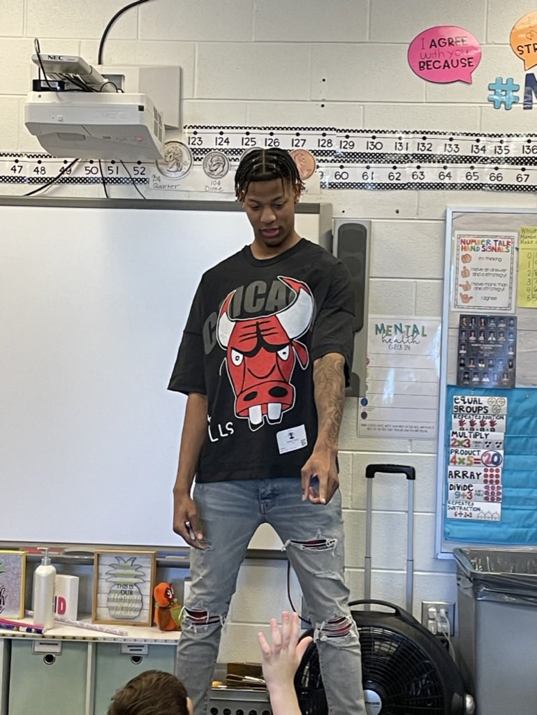 Parr2Pineapples's tweet photo. These Golden Pineapples were in shock today when they realized our surprise guest was Dalen Terry from the Chicago Bulls. What an amazing opportunity for these kiddos! https://t.co/fM0eXLcMFh
