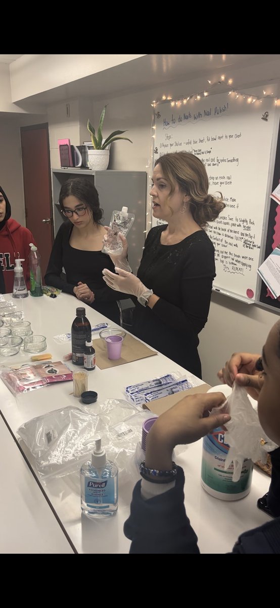 LesleySalvatore's tweet image. Thank you @NedaBernabo for empowering the #PiusOnPoint students with lip gloss making skills.  On sale @StPiusXOCSB this week.  Becoming entrepreneurs @ocsbSEP #PiusJOY #ocsbDL