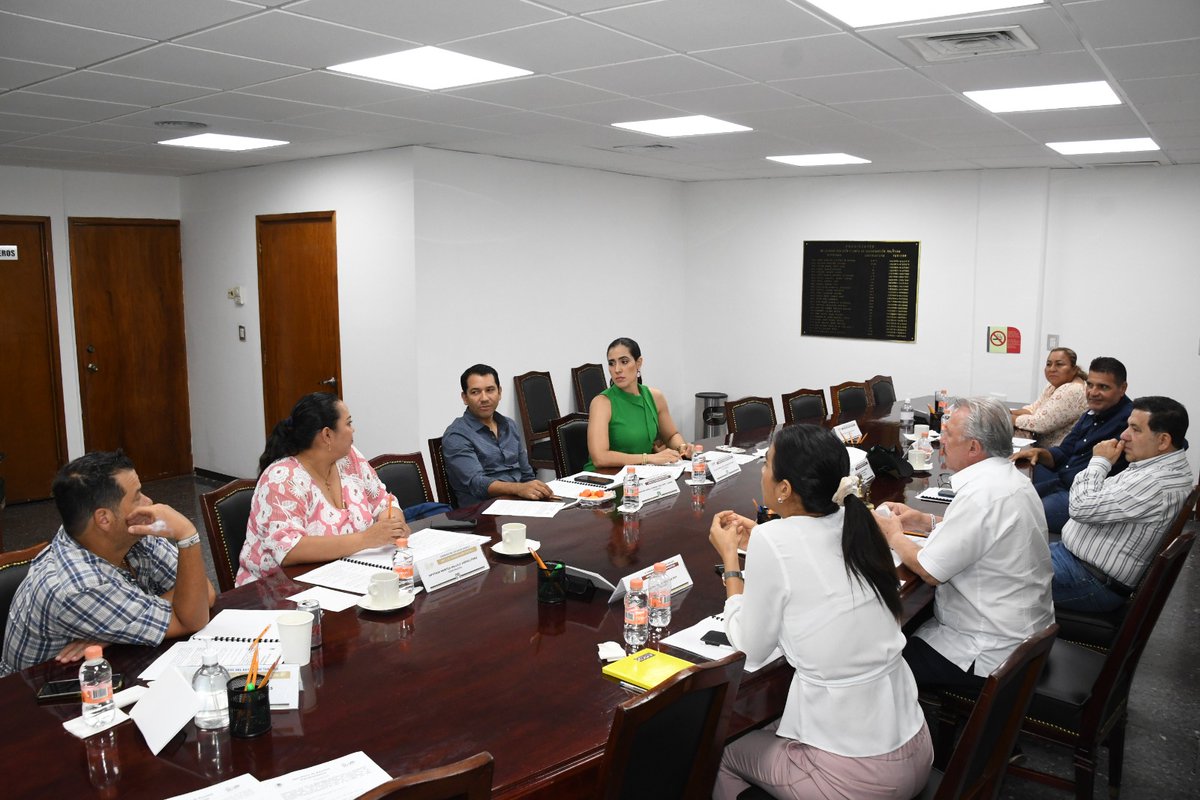 MaritzaMallelyJ's tweet photo. Atendiendo mi #AgendaLegislativa, asistí a la #JUCOPO, donde desahogamos los temas pendientes previos a las Sesiones Ordinarias de mañana.
Seguimos #MarcandoMetas ✅ https://t.co/dUBD4YKi7t