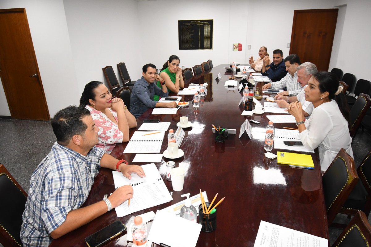 MaritzaMallelyJ's tweet photo. Atendiendo mi #AgendaLegislativa, asistí a la #JUCOPO, donde desahogamos los temas pendientes previos a las Sesiones Ordinarias de mañana.
Seguimos #MarcandoMetas ✅ https://t.co/dUBD4YKi7t