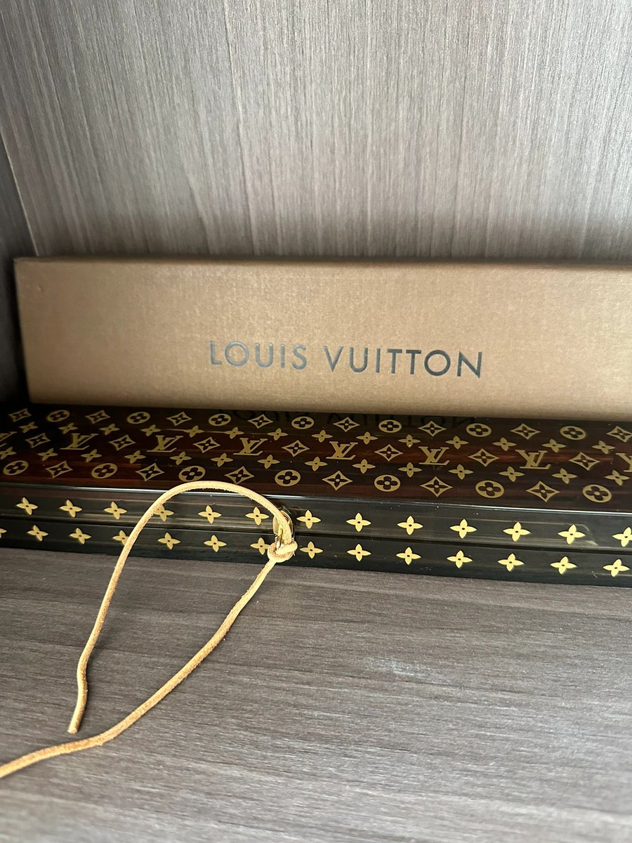 allyspotato's tweet photo. LV chopsticks https://t.co/kXlRJVRge9