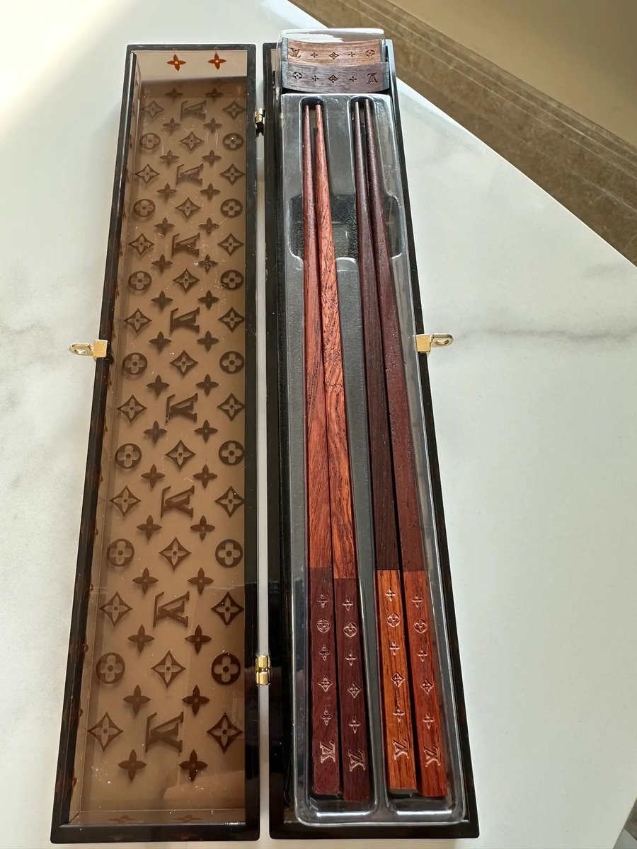 allyspotato's tweet photo. LV chopsticks https://t.co/kXlRJVRge9