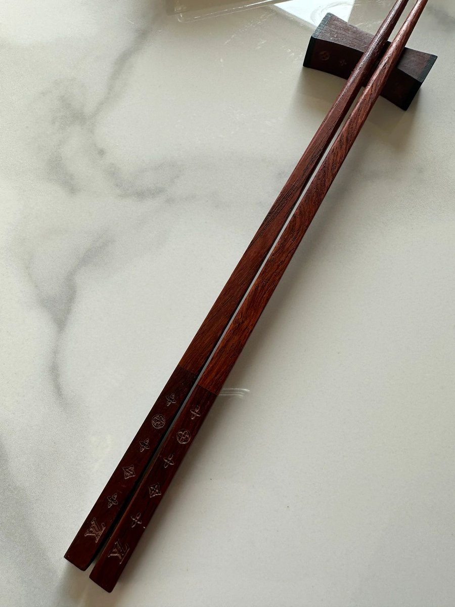 allyspotato's tweet photo. LV chopsticks https://t.co/kXlRJVRge9