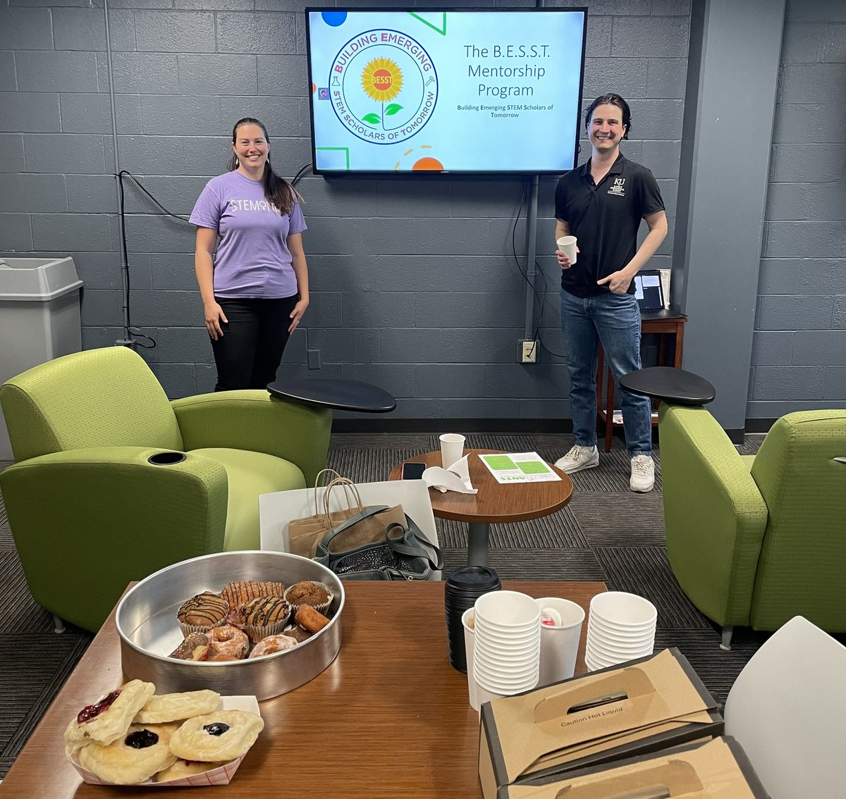 Undergrad mil-affiliated STEM majors w/ 1-2 years left: stop by 345 Summerfield now until 4 to learn about a 1-2-year program for those interested in gaining authentic research experience. The BESST team is here to answer questions! Or learn more/apply at ugresearch.ku.edu/building-emerg…