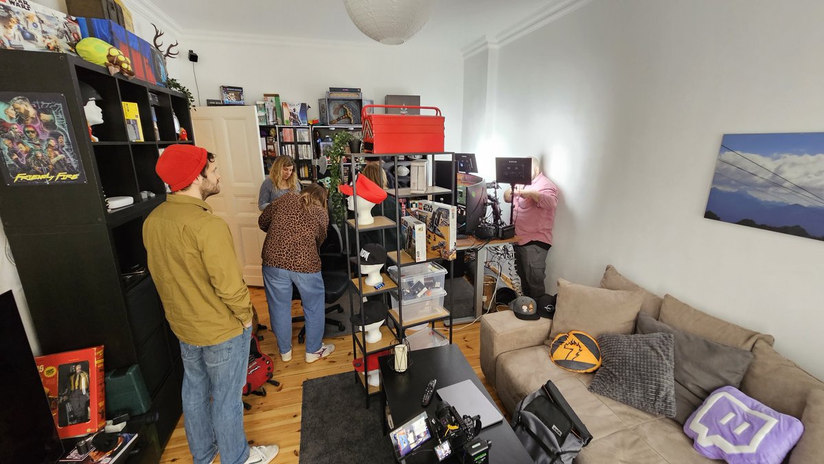 fishi (@fishc0p) on Twitter photo Heute waren gefühlt 20 Leute in meiner Wohnung. Wir haben Sachen gedreht. <a href="/Gunnsen/">Gunnar Krupp ©</a> war auch dabei. Heute waren gefühlt 20 Leute in meiner Wohnung. Wir haben Sachen gedreht. <a href="/Gunnsen/">Gunnar Krupp ©</a> war auch dabei.