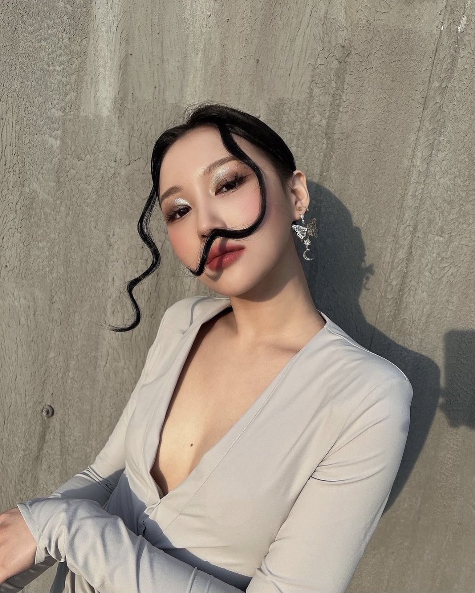 hourly siyeon tweet media