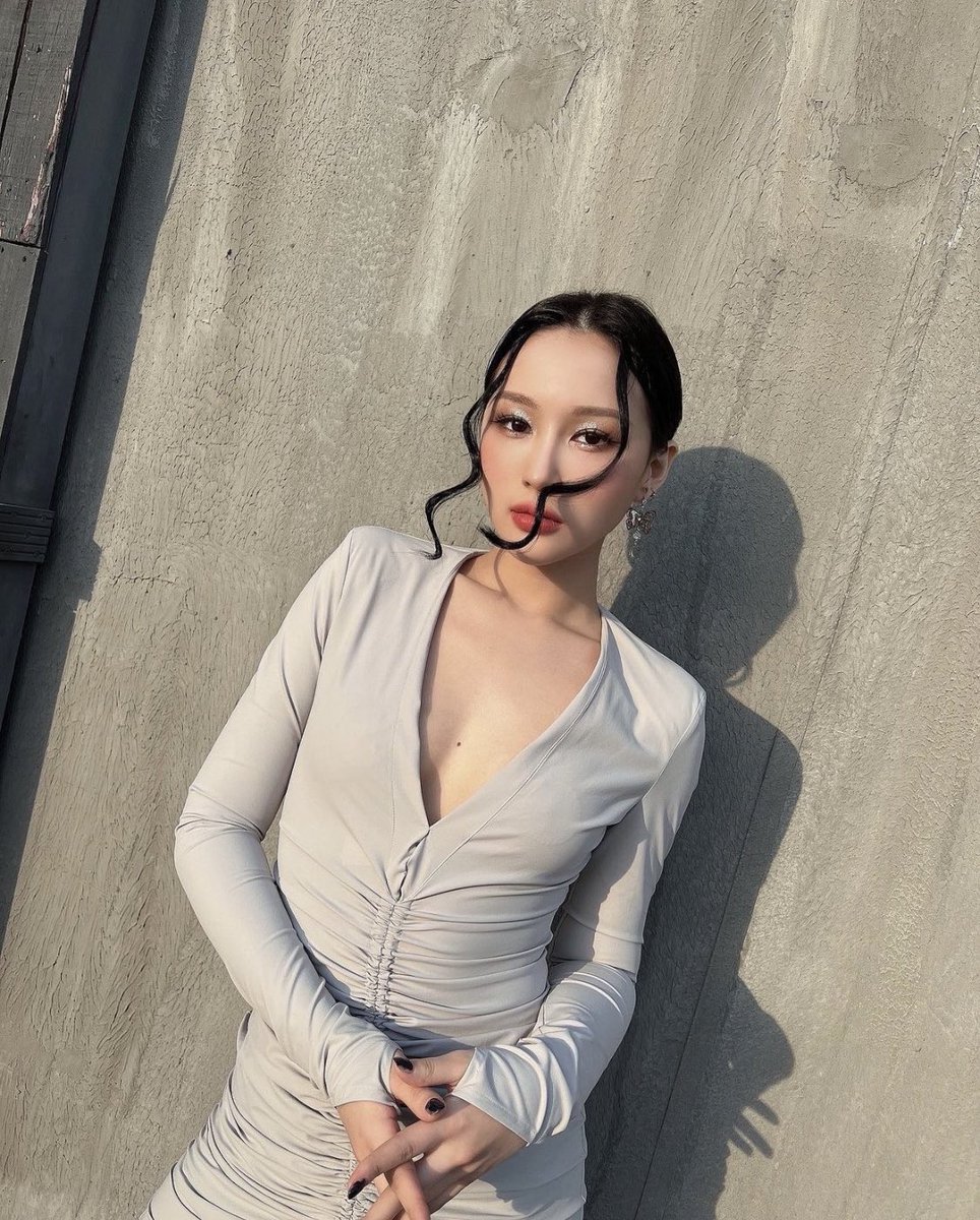 hourly siyeon tweet media