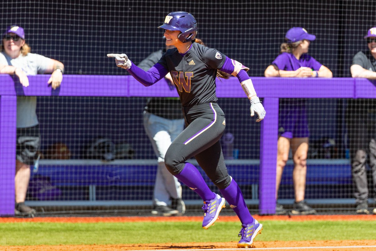 𝚂𝙴𝙽𝙸𝙾𝚁 𝚂𝙿𝙾𝚃𝙻𝙸𝙶𝙷𝚃: 𝙱𝙰𝚈𝙻𝙴𝙴 𝙺𝙻𝙸𝙽𝙶𝙻𝙴𝚁 💜💛

➡️ While at UW, .427 average with 54 homers and 195 RBI
➡️ 2022 Pac-12 Player of the Year, National Player of the Year finalist
➡️ Graduated with a degree in sociology

#MightyAreTheWomen x <a href="/bayleekling/">Baylee Klingler</a>