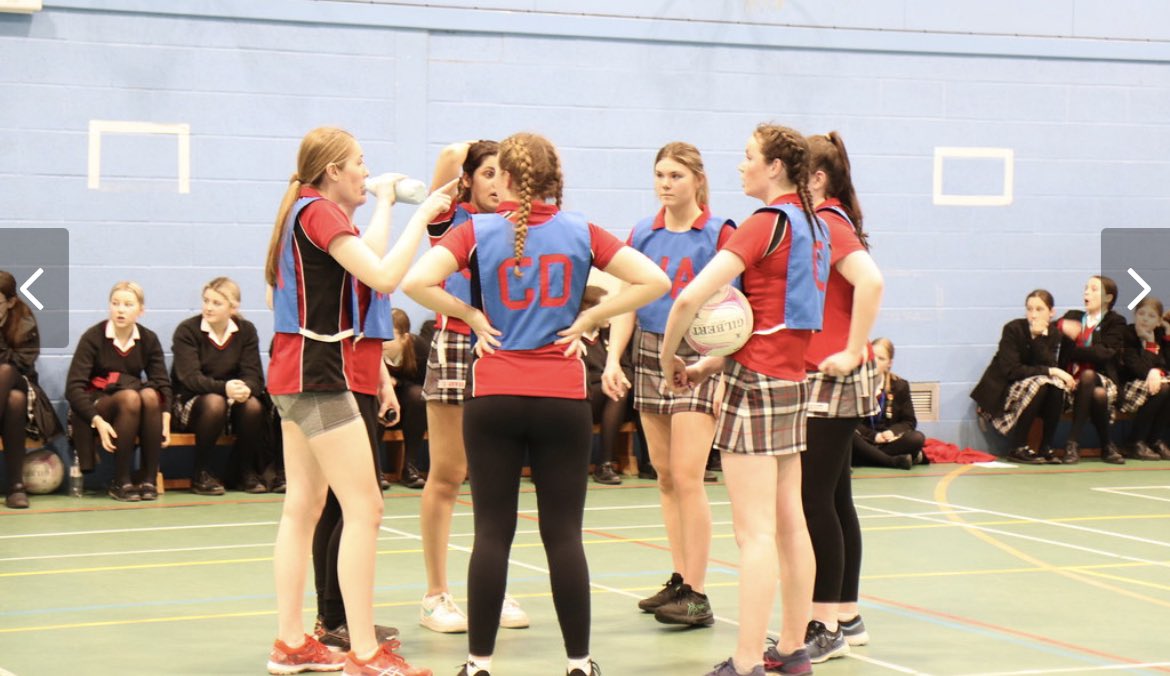 PipersSport's tweet image. After a few years of absence due to Covid, the Staff vs 6th Form match returned &amp;amp; what a game &amp;amp; amazing atmosphere it was in aid of @YoungMindsUK ! The staff took the victory but the Young Minds charity was the true winner! Next …staff vs leavers rounders!! ⚾️ #PipersSixthform