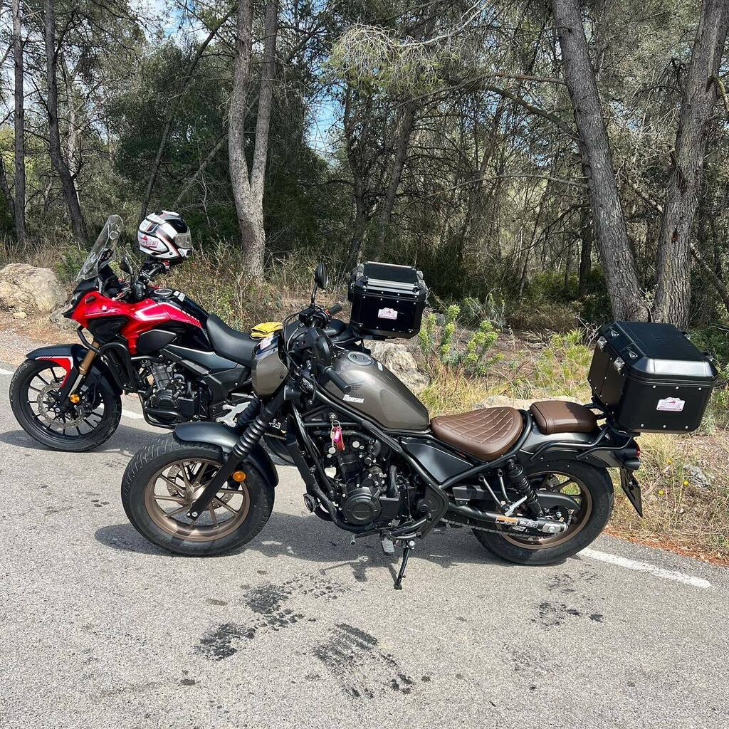 PauTravelMoto's tweet photo. Honda CB500X y Honda CMX500 Rebel.
Mismo motor.
Tan, tan diferentes.
Trail o Custom.
Dos estilos.
Dos posturas sobre la moto.
Dos maneras de disfrutar la moto, de viajar, de sentirla,…
Como nos dice un cliente “suerte que las alquiláis: así puedo dis… https://t.co/nB3P5B9KhG https://t.co/Uq9bVl3ihG