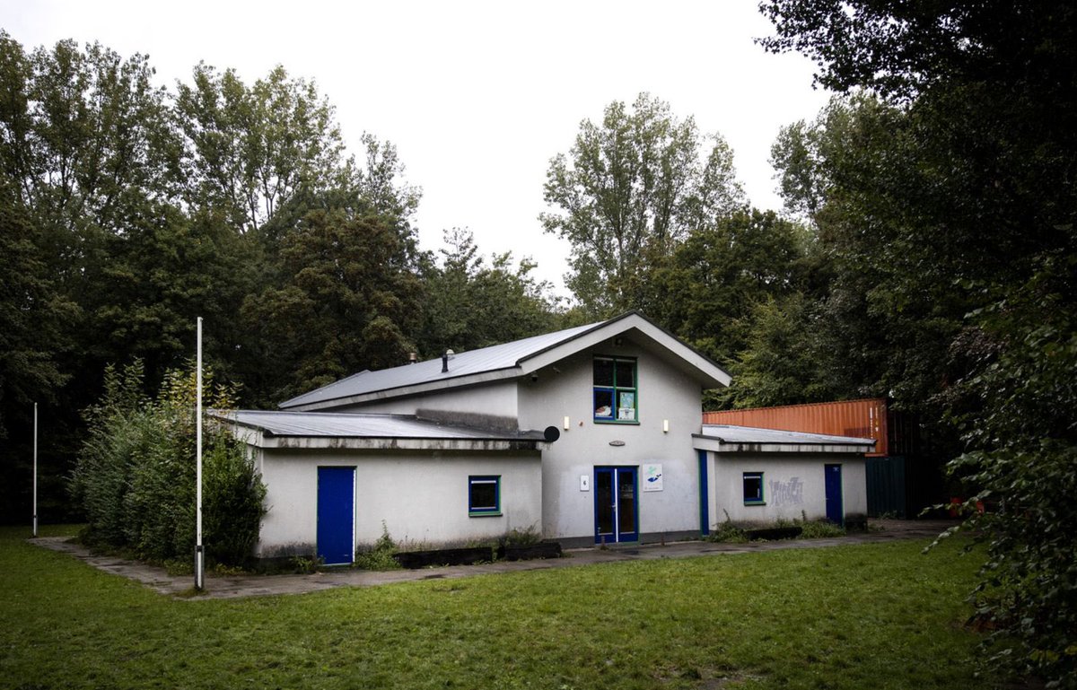 thierrybaudet's tweet photo. Haha, het @ADnl vond dat onze school - temidden van bos, natuur, dieren en een speeltuin - er iéts te vrolijk uitzag. Dus ze photoshopten de foto.

Oordeel zelf. 

Dankzij een donateur is het onderwijs komend jaar (sept 2023 - juni 2024) geheel gratis!

https://t.co/yJNaojh4BG https://t.co/eopLupDNQT
