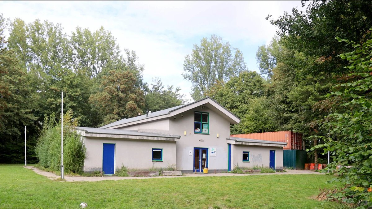 thierrybaudet's tweet photo. Haha, het @ADnl vond dat onze school - temidden van bos, natuur, dieren en een speeltuin - er iéts te vrolijk uitzag. Dus ze photoshopten de foto.

Oordeel zelf. 

Dankzij een donateur is het onderwijs komend jaar (sept 2023 - juni 2024) geheel gratis!

https://t.co/yJNaojh4BG https://t.co/eopLupDNQT
