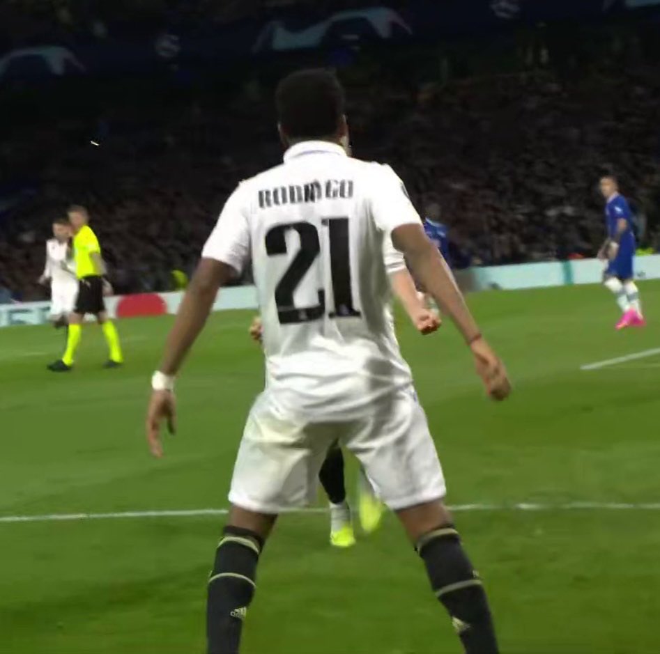 ActuFoot_'s tweet photo. Rodrygo qui célèbre comme CR7. https://t.co/L8NITSfTnX