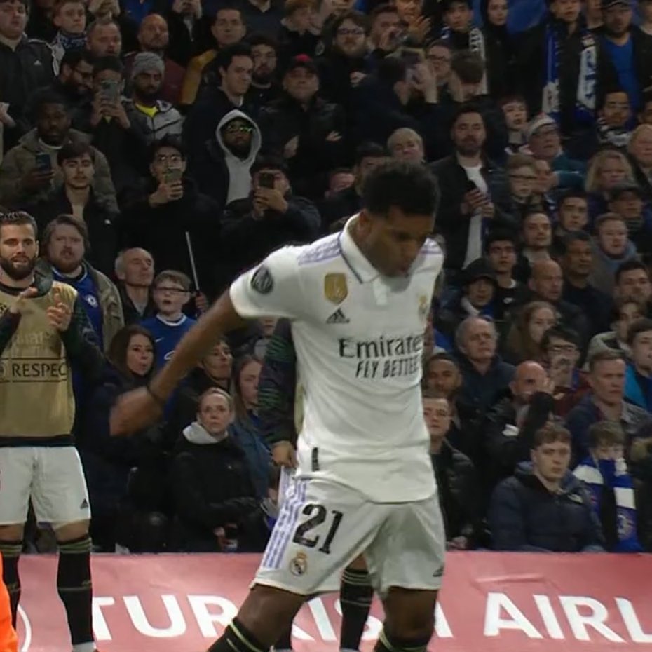 ActuFoot_'s tweet photo. Rodrygo qui célèbre comme CR7. https://t.co/L8NITSfTnX