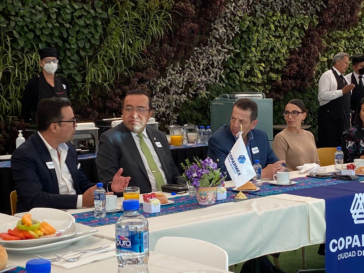 SedecoCDMX's tweet photo. En el desayuno con grandes empresas de @Coparmex_CDMX, nuestro titular @FadlalaAkabani conversó con directiv@s de:
#AGMEN,@S_GrupoIPS,#GSH, @grupodevlyn,@HeinekenMexico
 @FEMSA,@PepsiCo
 @99minutos,@CEMEXMx y @ProworkMex con el objetivo de impulsar la inversión en @Vallejoi_🧵1/2 https://t.co/X3H3ToHYmN