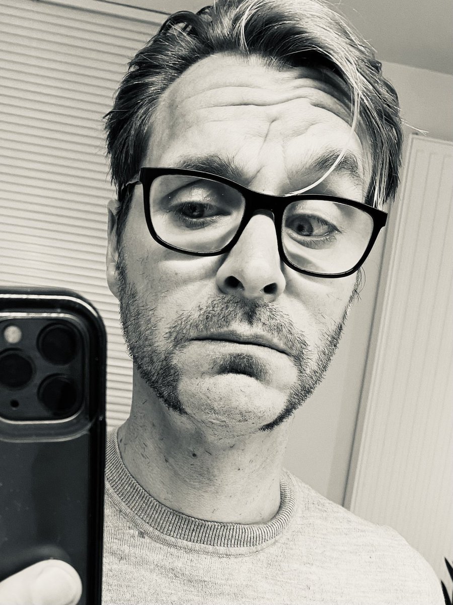 joosthoutman's tweet photo. Gasten, als jullie je ‘1 week #baard’ afscheren doen jullie dan ook altijd eerst een #rubenblock en dan een #tomselleck of zijn jullie normaal? https://t.co/gYVgESK6iI