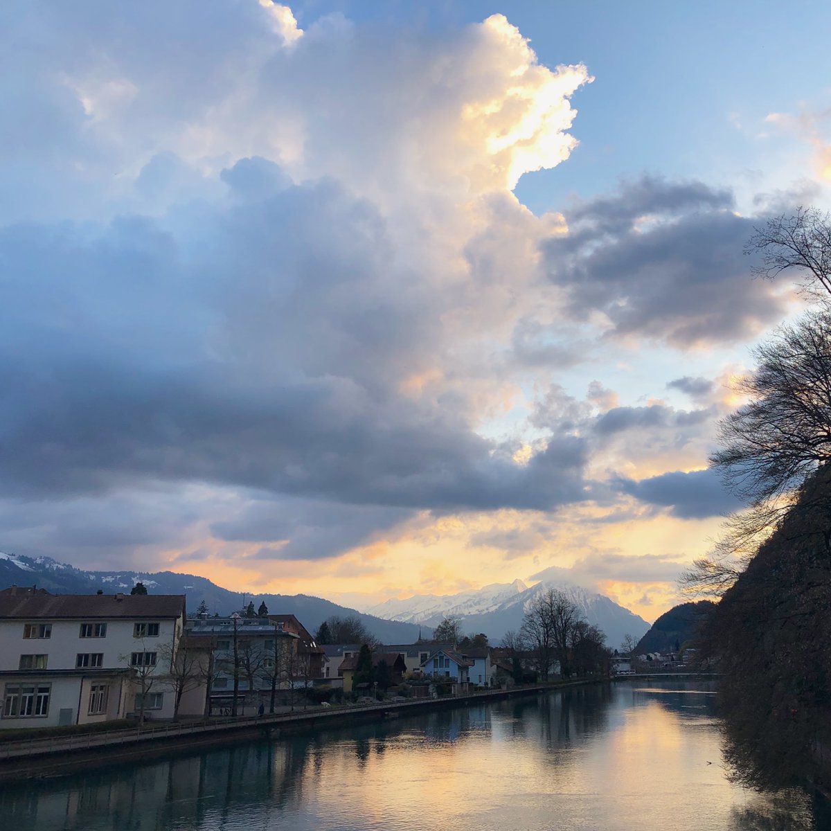 mari_nv_dr's tweet image. Life happens, mountains help.
💕🇨🇭 🏔️🏔️

#SwissLandscape #nature #MountainAir